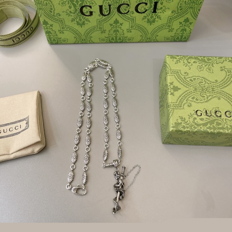 G*u*i necklaces